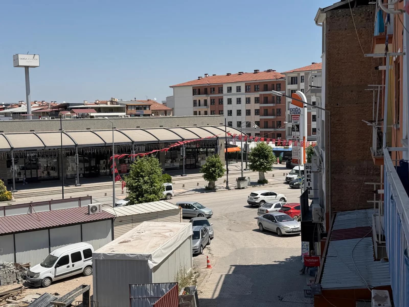 ŞEHRİN MERKEZİNDE, AVM VE ÇARŞIYA YÜRÜME MESAFESİNDE EŞYALI 3+1 SATILIK DAİRE - 1
