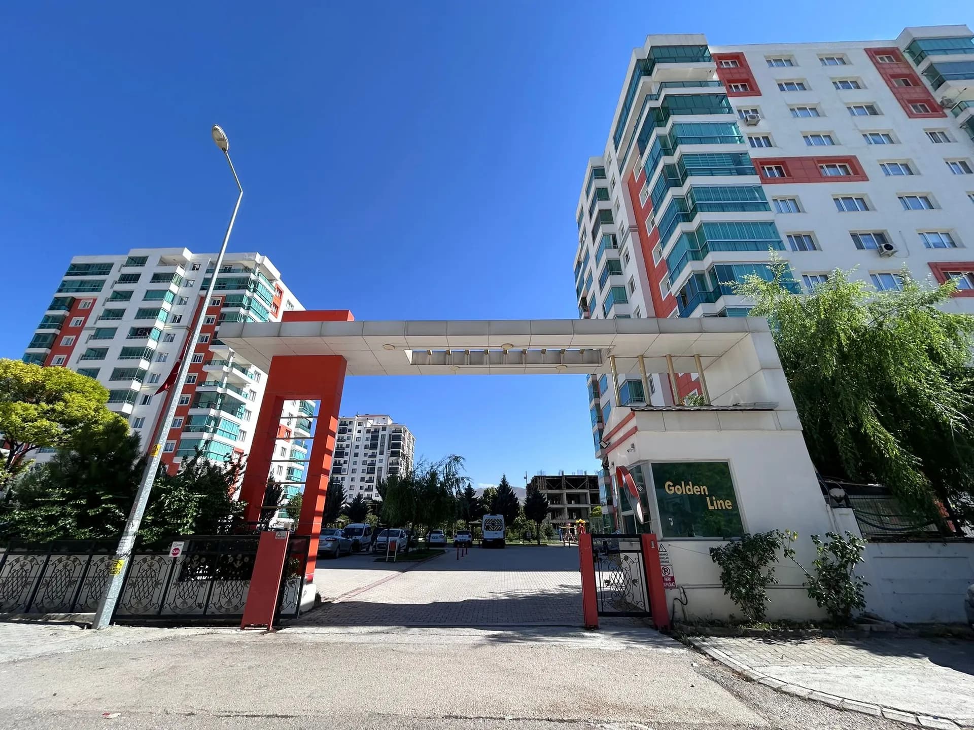 BOSTANBAŞINDA İKİ BLOKLU SİTE İÇERİSİNDE SATILIK 3+1 DAİRE - 1