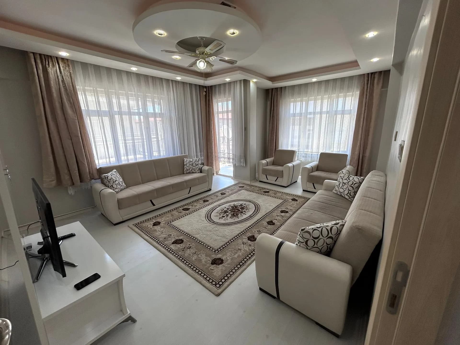 MERKEZİ KONUMDA EŞYALI 2+1 DAİRE